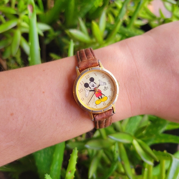 *RARE* Vintage Disney Lorus Mickey Mouse Genuine Leather Quartz Watch - Picture 1 of 12